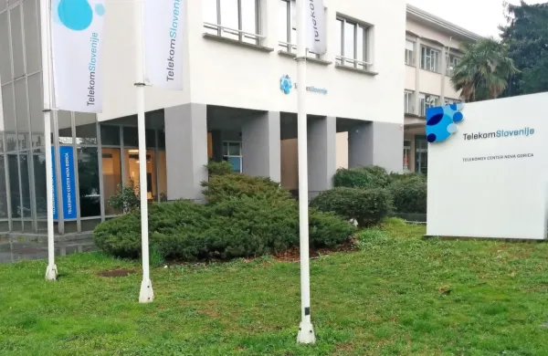 Telekom Slovenije bo nekatere centre odprl v četrtek.