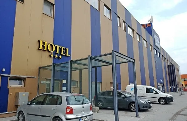 V karanteni v hotelu Epic v Postojni ostaja še pet oseb, najverjetneje bodo vanjo sprejeli še  policista, ki sta sodelovala v 
operaciji v okviru evropske agencije za zunanje meje Frontex.
