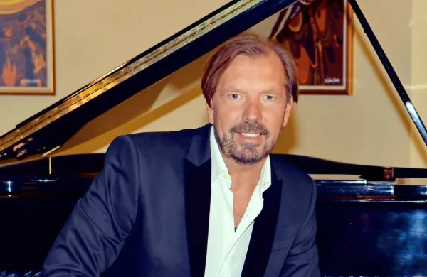 Gianni Rijavec bo ob klavirju na svojem domu v nedeljo ob 20. uri 
zaigral in zapel svoje najlepše balade, kot so Ljubezen, Tvoj poljub, 
Ti si lepa kot pomlad, Sanje ...