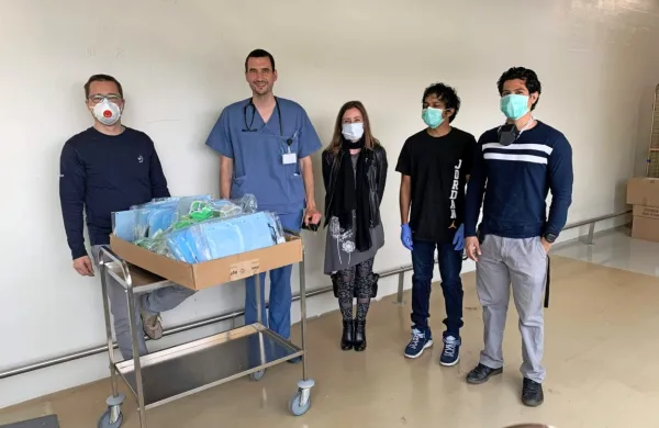 Anesteziologu v SBI Blažu Pečku so zaščitno opremo predali 
rektorica UP Klavdija Kutnar, Matjaž Kljun iz Laboratorija za 
interakcijo človek-računalnik ter doktorska študenta Cuauhtli 
Campos in Nuwan Attygale. 

