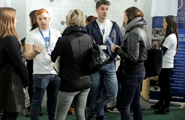  Študenti, ki se v tem študijskem letu izobražujejo po javno 
veljavnih študijskih programih in imajo stalno prebivališče v 
Sloveniji, so upravičeni do  enkratnega solidarnostnega dodatka v 
višini 150 evrov. 