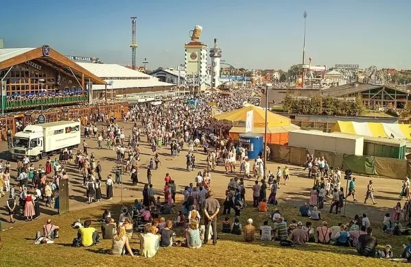 Letos zaradi omejitev v okviru ukrepov za zajezitev širjenja novega 
koronavirusa ne bo Oktoberfesta, največje prireditve na svetu, 
povezane s pivom.