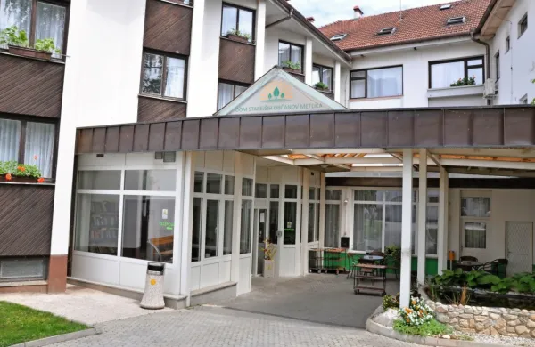 V Domu starejših občanov Metlika se je število okuženih stanovalcev v zadnjih desetih dneh okrepilo za deset, število 
okuženih zaposlenih pa za pet.