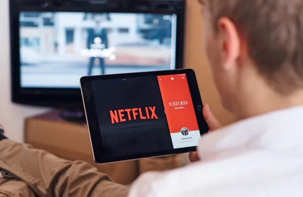 

V času, ko morajo ljudje zaradi ukrepov družbenega distanciranja 
ostati doma, posel Netflixu cveti. 