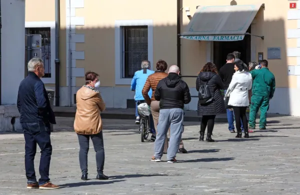 Vlada je sprejela odlok, s katerim ostaja v veljavi omejitev izdaje 
zdravil brez recepta v lekarnah na eno pakiranje na osebo, 
razveljavlja pa se dosedanja odredba, ki je omejevala tudi izdajo 
zdravil na recept za največ en mesec.