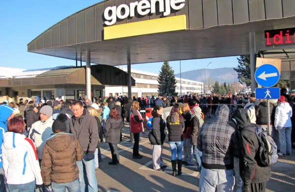 V celotni skupini naj bi bilo konec leta zaposlenih 2200 ljudi manj, 
od tega naj bi po besedah Gorenjevega sindikalista Žana Zebe v 
Sloveniji število zaposlenih znižali za 1000.