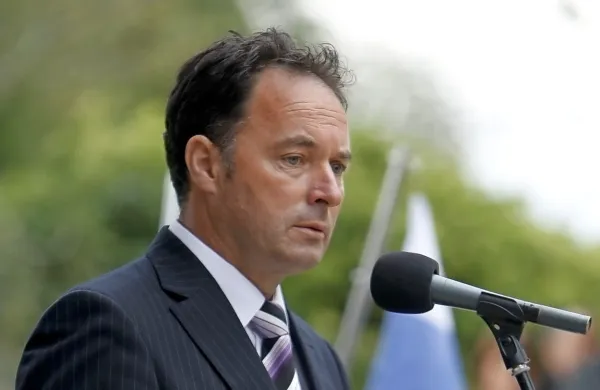 Razrešenega direktorja zavoda za blagovne rezerve Antona Zakrajška je negativno presenetila izjava gospodarskega ministra 
Zdravka Počivalška o razlogih za njegovo razrešitev, češ da naj bi 
deloval iz ozadja in iz samoizolacije.
