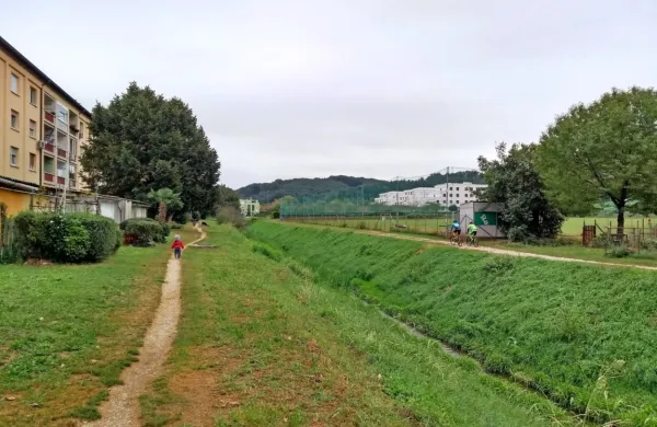 Občina namerava urediti peš povezavo od Kornu, ki bo omogočila 
večjo varnost tudi dijakom. 