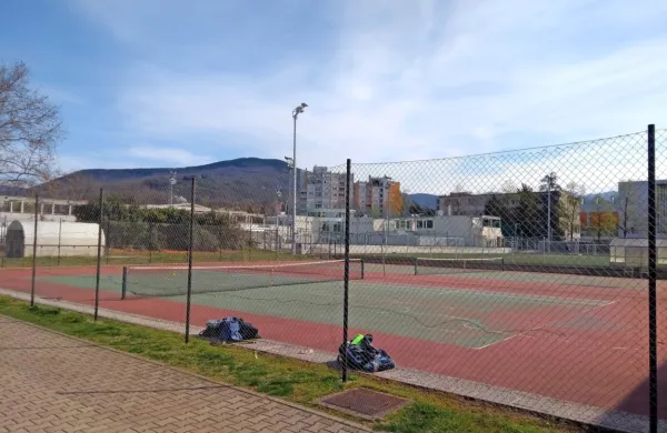 Na pomožnih teniških igriščih v športnem parku  bodo predvidoma 
konec maja začeli graditi pokriti bazen. 