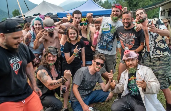 Težko je pričakovati, da bi  obiskovalci množičnih festivalov 
ohranjali medsebojno razdaljo in nosili maske. 