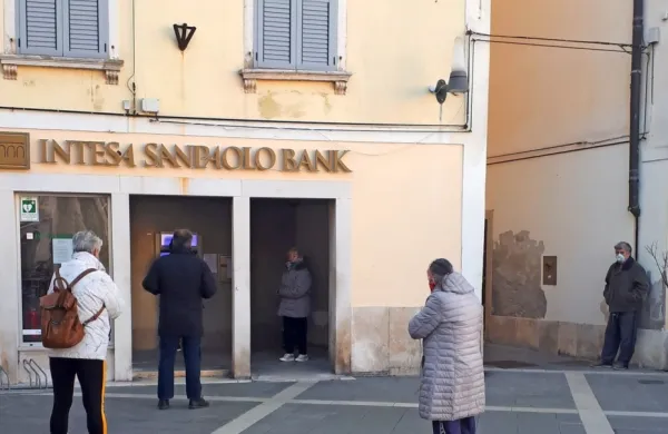 &Scaron;e &scaron;est začasno odprtih poslovalnic Intese Sanpaolo