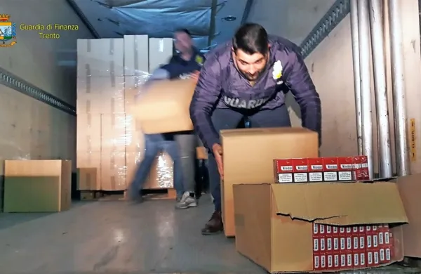 Finančni stražniki so združbi zasegli 20 ton pretihotapljenih 
cigaret, še  dvanajst ton pa ni prišlo do cilja. 