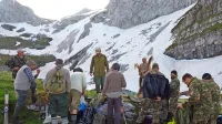 Pri soustvarjanju dokumentarca so pomagali bovški starosvetni 
smučarji pod vodstvom Franca Čopija.   