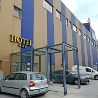 V karanteni v postojnskem hotelu Epic je bilo danes sedem oseb, 
pričakujejo pa še prihod dveh slovenskih državljanov, je povedal 
poveljnik regijskega štaba Civilne zaščite za Notranjsko Sandi 
Curk.