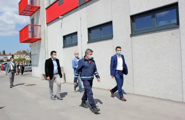 

Obrambni minister Matej Tonin se je ob obisku v regiji s postojnskim županom Igorjem Marentičem pogovarjal tudi o usodi 
vojaškega vadišča Poček.  

