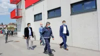 

Obrambni minister Matej Tonin se je ob obisku v regiji s postojnskim županom Igorjem Marentičem pogovarjal tudi o usodi 
vojaškega vadišča Poček.  

