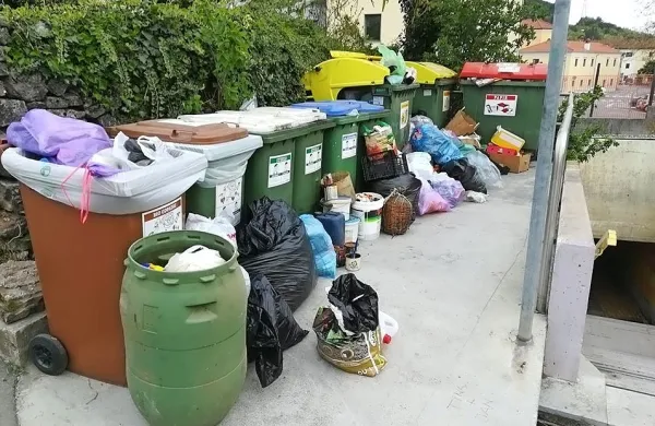 Takšno je bilo stanje v ponedeljek na ekološkem otoku nad podhodom v Sežani, ob blokih nad 
domom upokojencev  so občani odložili kavč, pri sosednjih otroško posteljico ...   