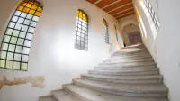 Stavba, v kateri so svete stopnice,  je dotrajana in potrebna 
celovite prenove.   