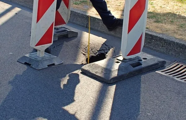 Kolesar je  zapeljal v  luknjo,  ki  je  nastala zaradi spiranja podlage 
pod asfaltirano površino.
