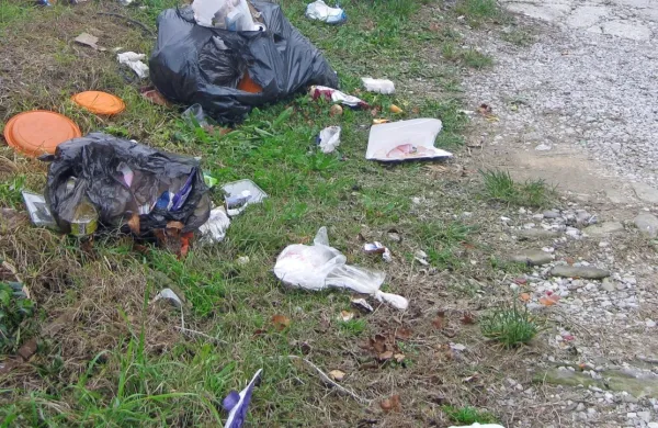 Koprski župan Aleš Bržan  občanke in občane vabi, da se pridružijo 
sredini obeležitvi svetovnega dne Zemlje, tako da med sprehodom 
v naravi poberejo odpadke.

  