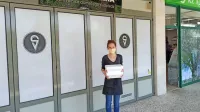 Vrata naj bi danes odprla tudi Sladoledarna, od koder so sladoled 
v banjicah v minulih tednih dostavljali na dom oziroma ga oddajali 
strankam na prevzemnem mestu.