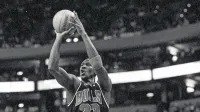 Michael Jordan v svojem značilnem metu, s katerim je rešetal koš 
tekmecev.