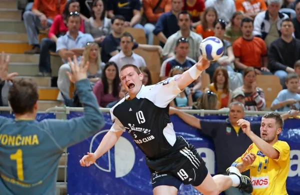 Robi Konečnik v dresu hrpeljskega Gold Cluba, desno je Uroš Rapotec, njegov nekdanji soigralec v Cimosu, ki je zdaj trener Kopra, levo 
pa vratar obeh klubov Blaž Vončina.