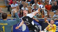 Robi Konečnik v dresu hrpeljskega Gold Cluba, desno je Uroš Rapotec, njegov nekdanji soigralec v Cimosu, ki je zdaj trener Kopra, levo 
pa vratar obeh klubov Blaž Vončina.