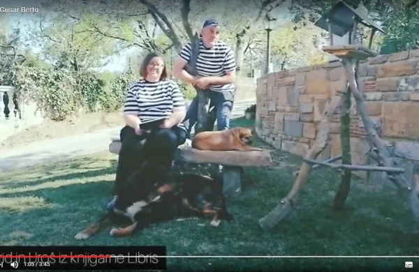  Ingrid in Uroš Celestina iz  Librisa z videom nagovarjata mlade  
bralce, s katerimi bi se družila na koprskem Prešernovem trgu.