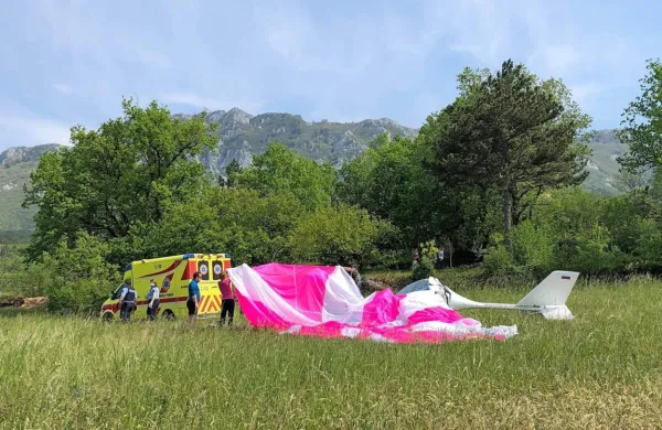 V trčenju ultralahkega letala in jadralnega padalca je slednji 
umrl.