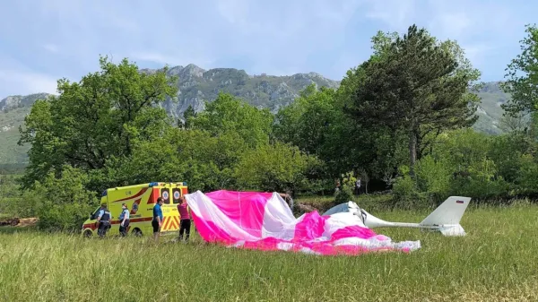 V trčenju ultralahkega letala in jadralnega padalca je slednji 
umrl.