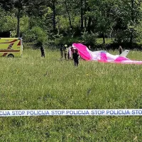 V letalski nesreči nad Budanjami umrl jadralni padalec
