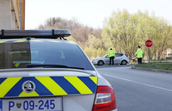 Med intenzivnim nadzorom prometa bodo policisti preverjali tudi 
upoštevanje  odloka, ki  med drugim prepoveduje  potovanja  iz 
občine v občino.