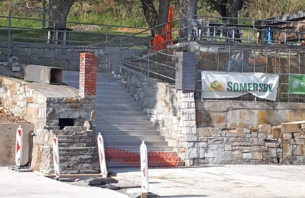 Obnavljajo glavno stopni&scaron;če in stranske stopnice
