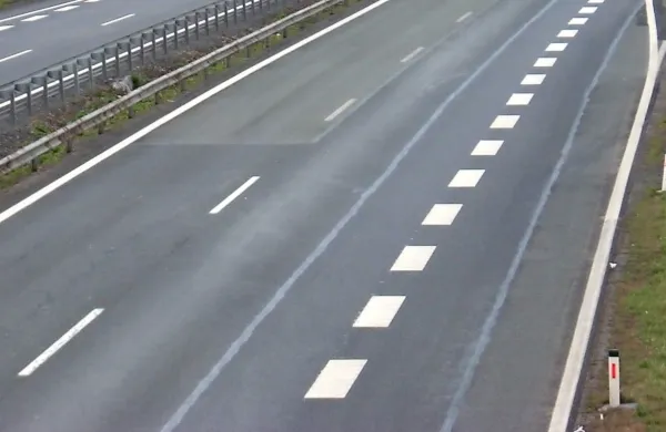 Na avtocesti v hrvaški Istri bodo  poleti odprli 12 kilometrov nove 
avtoceste med odcepoma Pazin in Cerovje. Preostalih 16 kilometrov  med Cerovjem in predorom Učka pa naj bi zgradili 
prihodnje leto. Fotografija je simbolična.