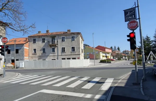 Po vsej verjetnosti bosta občina in država kmalu speljali postopke 
za preureditev križišča “pri Šiškovičevih” v krožišče. Težava bo 
spomeniško zaščitena Mahničeva hiša. 
