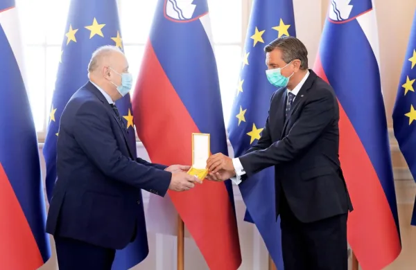 Predsednik republike Borut Pahor (desno) je predsedniku nogometne zveze Radenku Mijatoviću izročil državno odlikovanje.