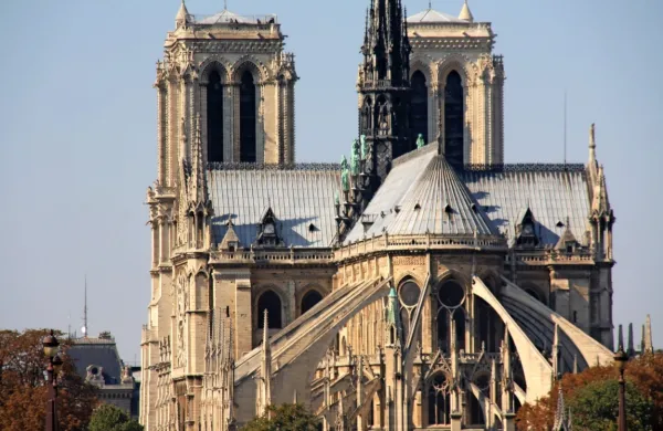Pariško katedralo Notre-Dame so začeli graditi leta 1163 po vzoru 
bazilike v Saint Denisu, kjer so grobovi francoskih kraljev, v osnovi 
je bila dokončana v drugi polovici 13. stoletja.