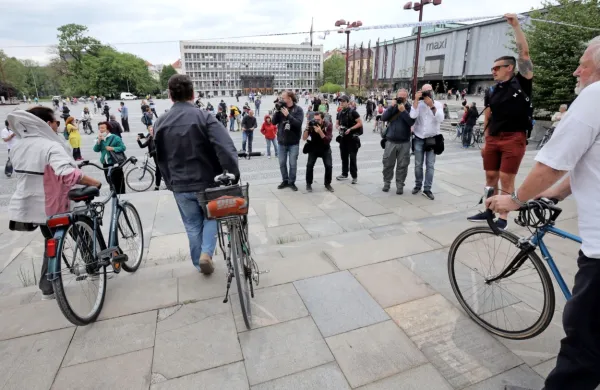 Po ponedeljkovih protestih so policisti identitete nekaterih protestnikov, ki niso upoštevali njihovih opozoril, že predali na 
zdravstveni inšpektorat.