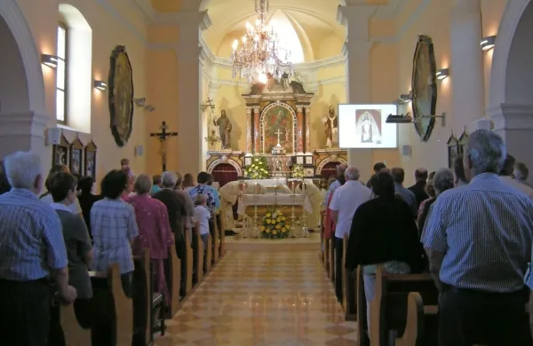 V ponedeljek se bodo znova odprla vrata slovenskih cerkva za 
udeležbo vernikov pri svetih mašah in drugih bogoslužjih, ki so 
bila ustavljena zaradi epidemije novega koronavirusa.