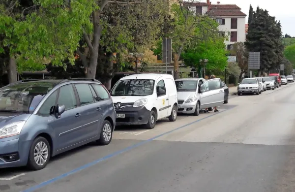 Od ponedeljka 4. maja ne bo več možno brezplačno parkirati na 
zunanjih javnih parkiriščih občine Piran, prav tako bo ukinjeno 
brezplačno parkiranje v starem mestnem jedru Pirana in garažni 
hiši Arze za dve uri.