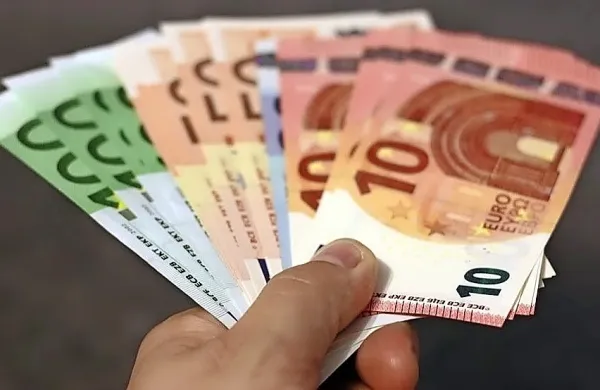 Večjega tveganja za okužbo z novim koronavirusom prek bankovcev ni, so pokazale analize, ki jih je naročila Evropska centralna 
banka.