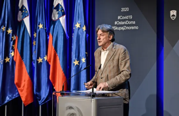 Minister Vasko Simoniti je napovedal, da bi v naslednjih dneh ali v 
začetku maja lahko odprli galerije, muzeje in knjižnice.