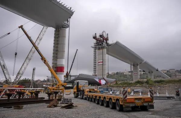 Po letu in pol od tragedije bodo v Genovi postavili še zadnjih 44 
metrov novega viadukta.