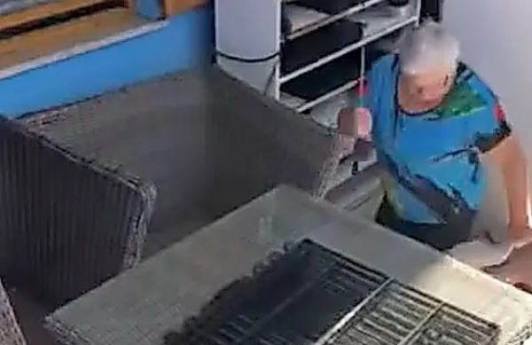 Začasna skrbnica psov je veterinarski inšpektorici pojasnila, da je 
bič uporabila, da bi razdružila psa, ki sta se ravsala.