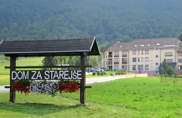 Stanovalka je v dom za starejše Bor prišla okužena iz bolnišnice, 
kamor so jo po izolaciji spet premestili. 