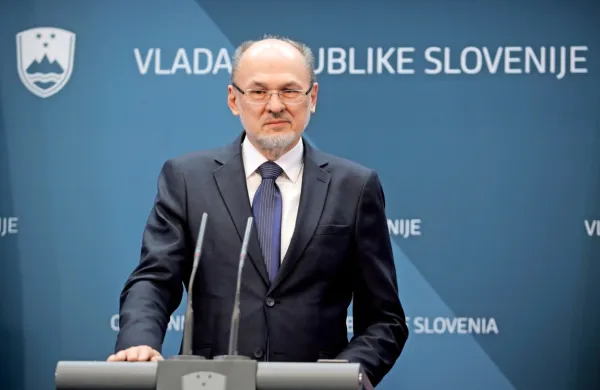 Vlada bo danes pretresala možnosti o morebitni sprostitvi omejitve gibanja na občine, pri čemer se bo po besedah vladnega 
govorca Jelka Kacina odločila za tisto, ki bo najbolj ustrezala 
epidemiološki sliki.