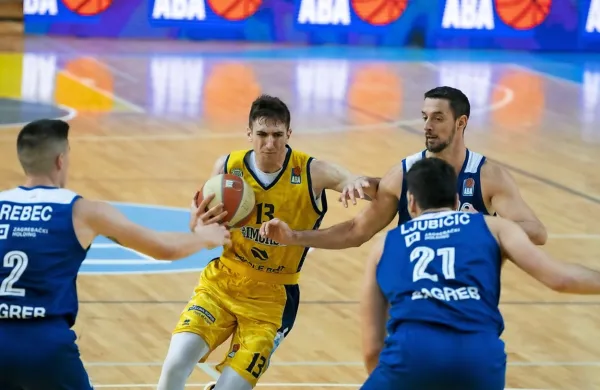  Aleksandar Lazić (v rumenem dresu) je bil lani poleti zadnja 
okrepitev državnega prvaka Kopra Primorske.
