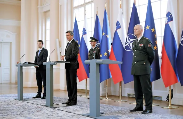 Minister za obrambo Mateja Tonin (desno), načelnik Generalštaba 
Slovenske vojske brigadir Robert Glavaš (levo) in predsednik 
republike Borut Pahor