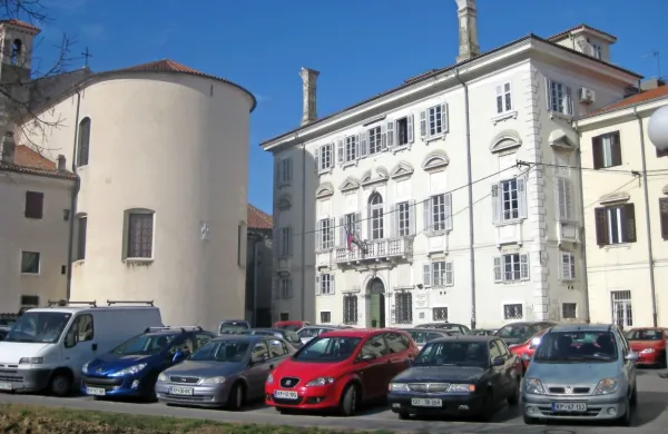V Združenju slovenskih splošnih knjižnic so prepričani, da knjižnice ne morejo odpreti vrat, dokler nimajo navodil,  kako ravnati za 
zaščito uporabnikov in zaposlenih.